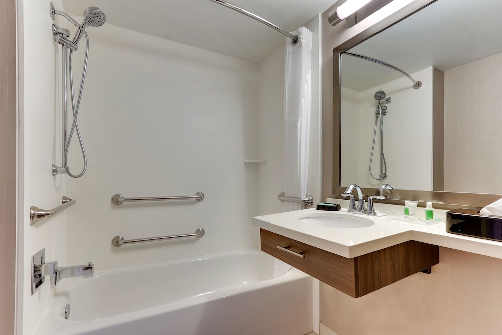 Room, 1 King Bed, Accessible (Accessible Tub) - Photo 6