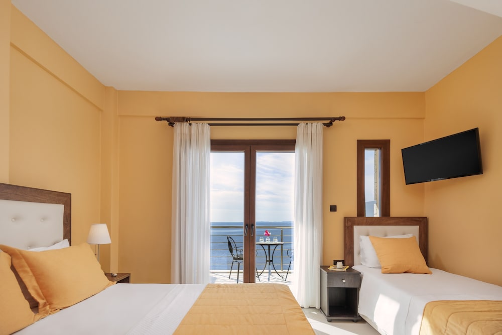 Deluxe Room with Balcony and Sea View