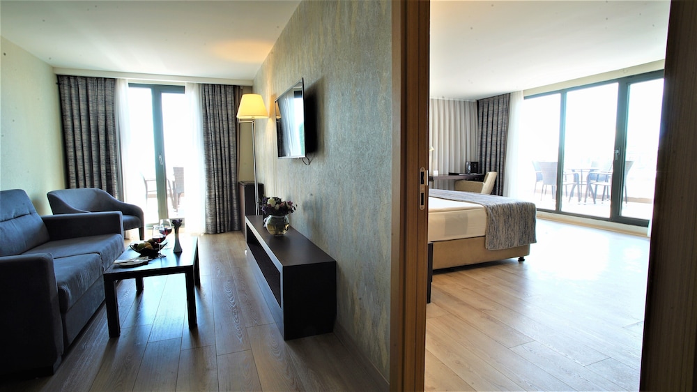 Deluxe Double Room with Partial Sea View