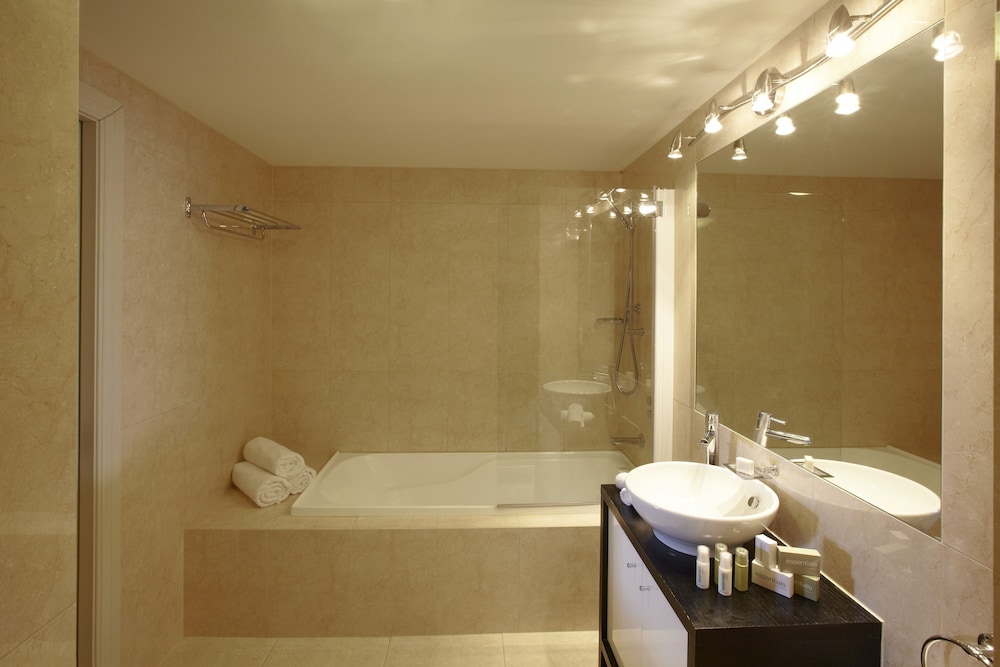2 Bedroom Lakeview Apartment - Photo 3