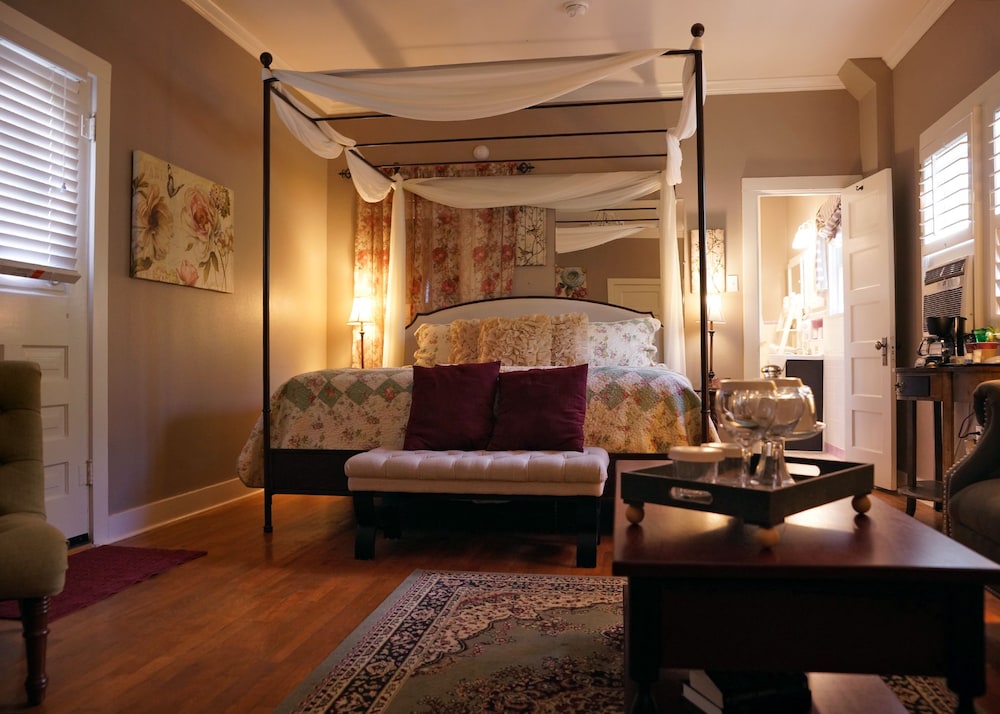 Romantic Room, 1 Bedroom, Refrigerator & Microwave, Courtyard View