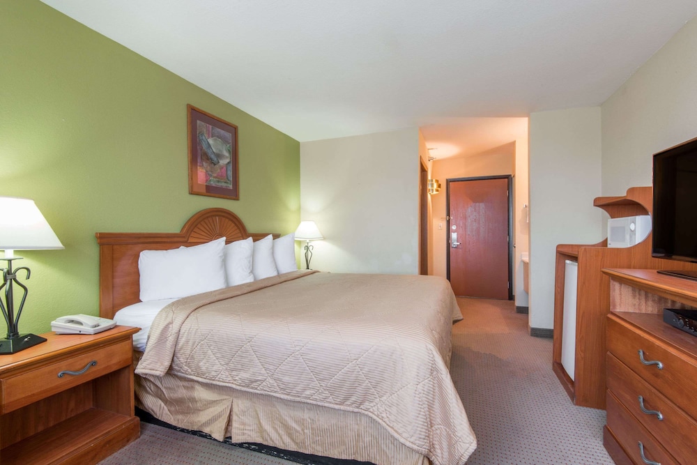 Room, 1 King Bed - Photo 5
