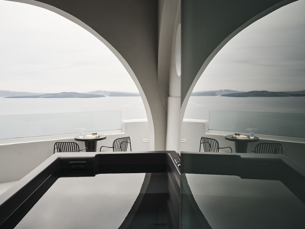 Deluxe Suite outdoor hot tub sea view - Photo 7