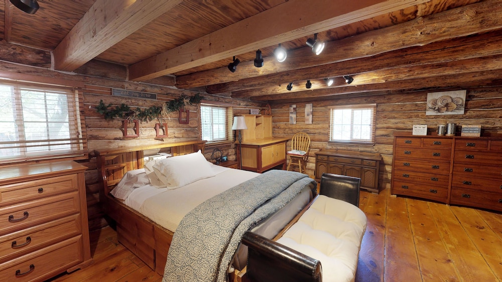 Cabin (Authentic Western Log Cabin with Full) photo 1