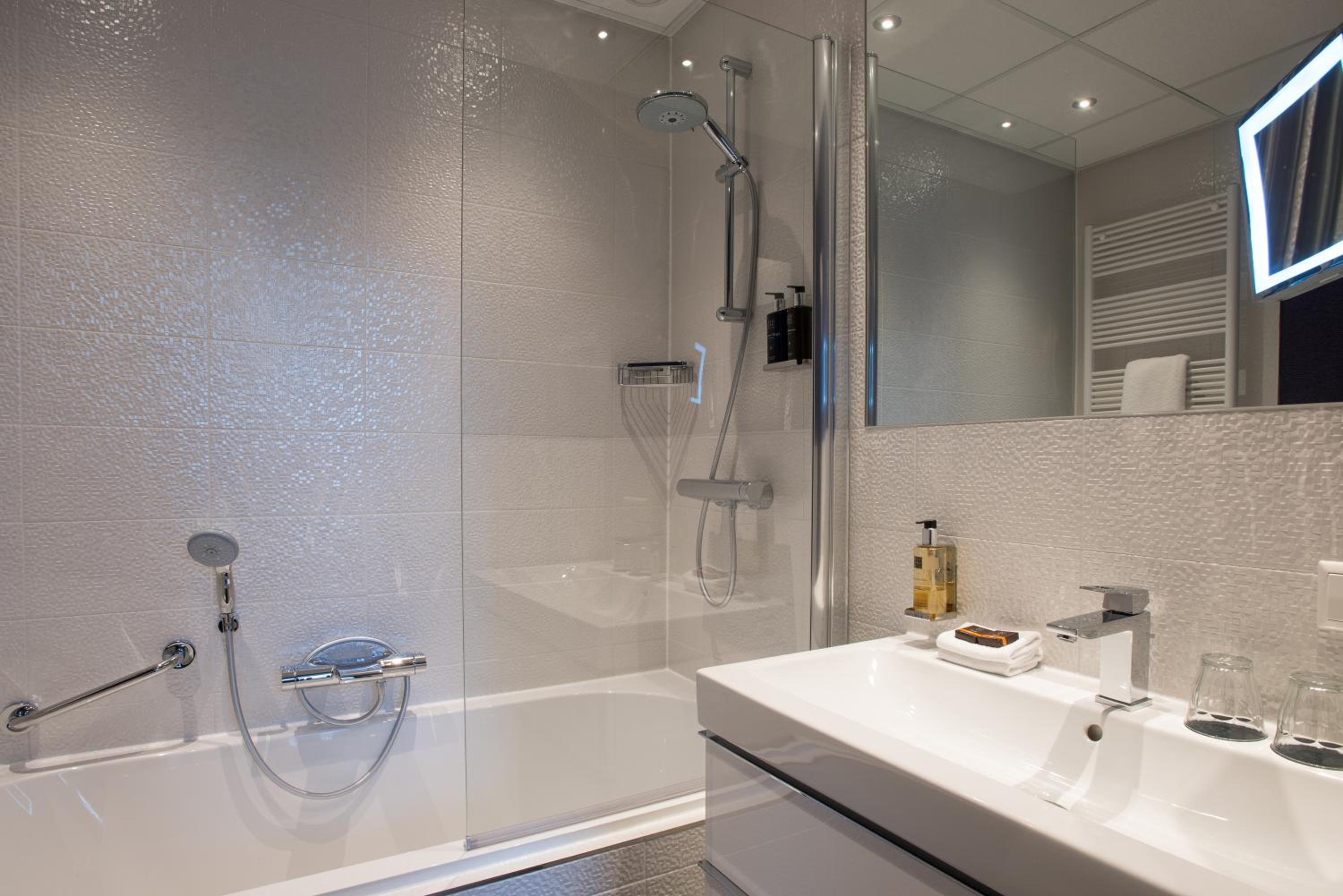 Medium Luxury Double Bath with Garden View photo 2