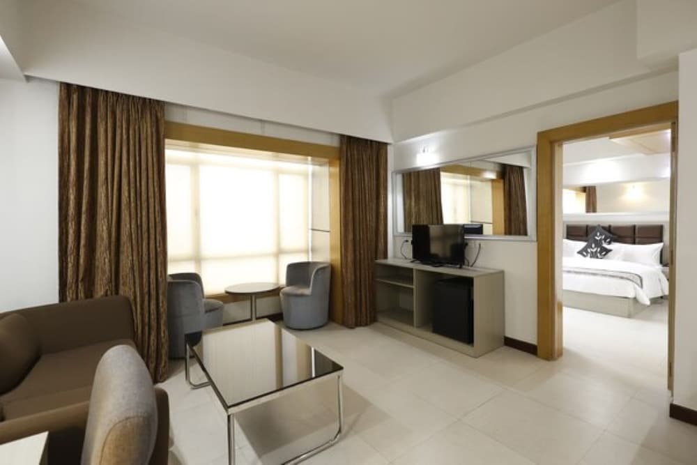 Suite with separate living area - High Floor - Photo 1