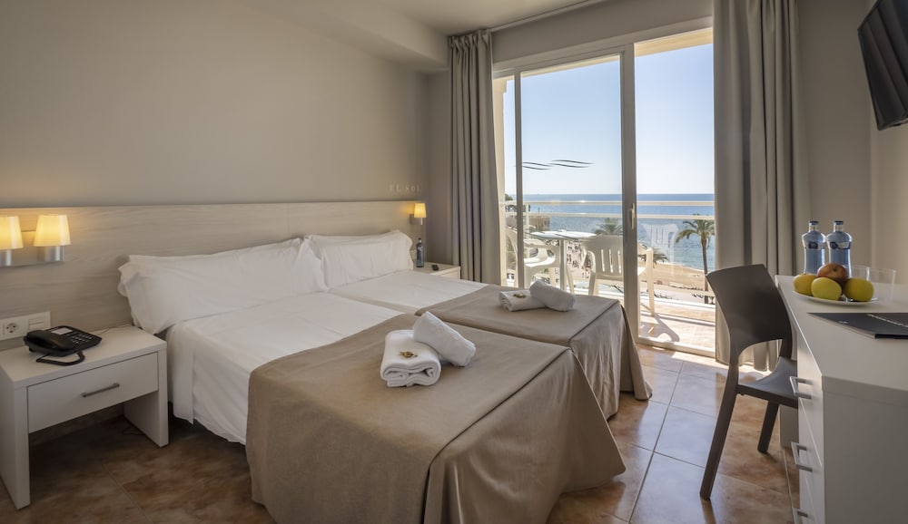 Double room sea view with living room and terrace (2 adults + 1 child) - Photo 3