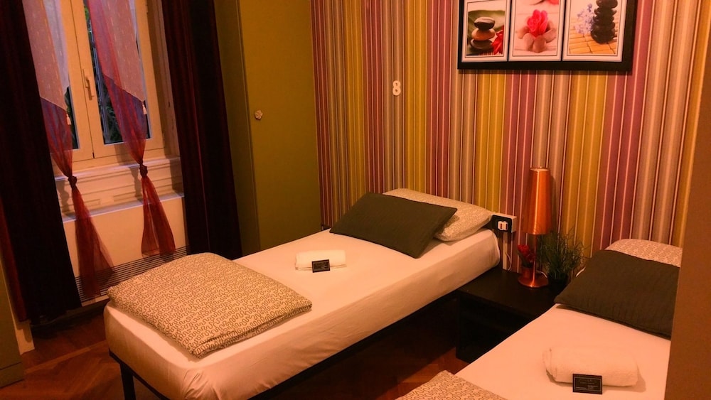 Economy Twin Room, 2 Twin Beds, Ensuite, Ground Floor