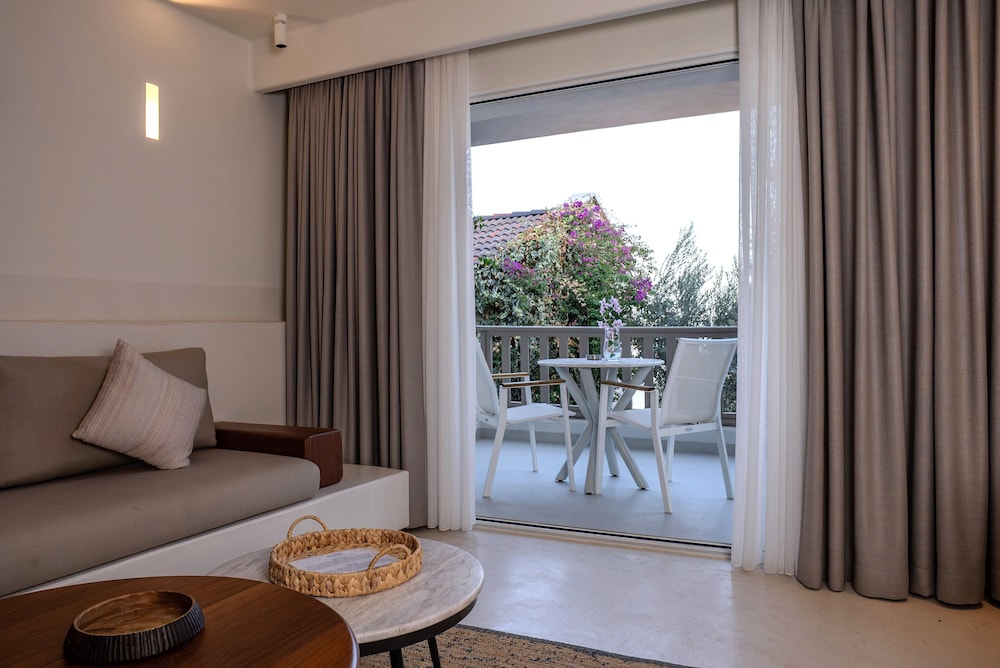 Deluxe Suite, 2 Bedrooms, Garden View - Photo 5