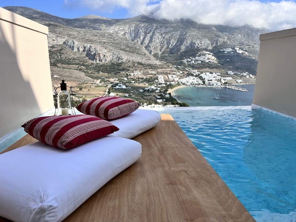 Deluxe with Deep Pool - Photo 6