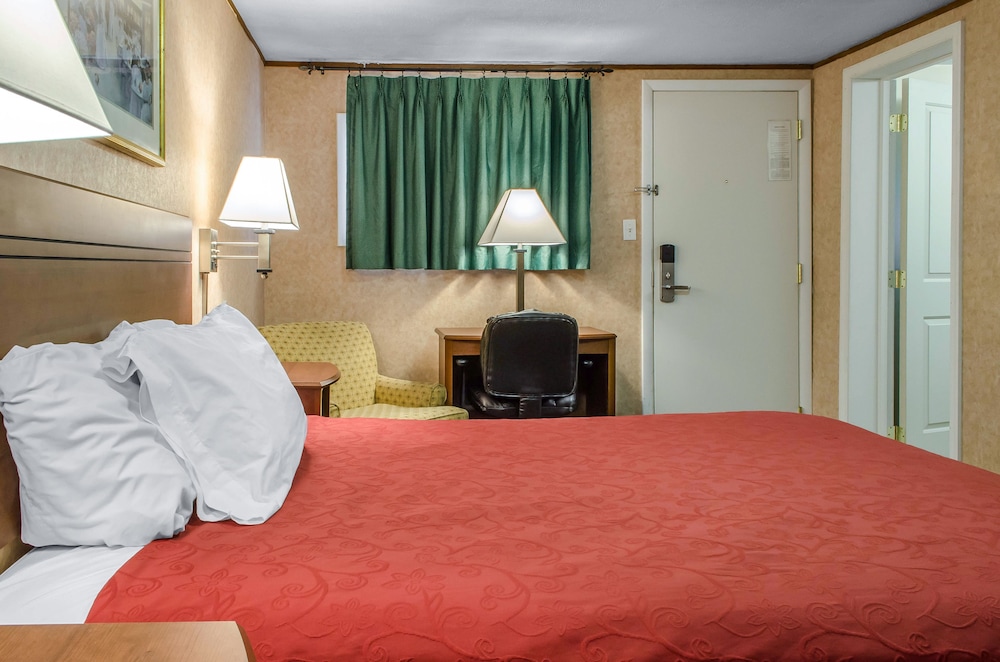 Standard Room, 1 Queen Bed, Non Smoking - Photo 11