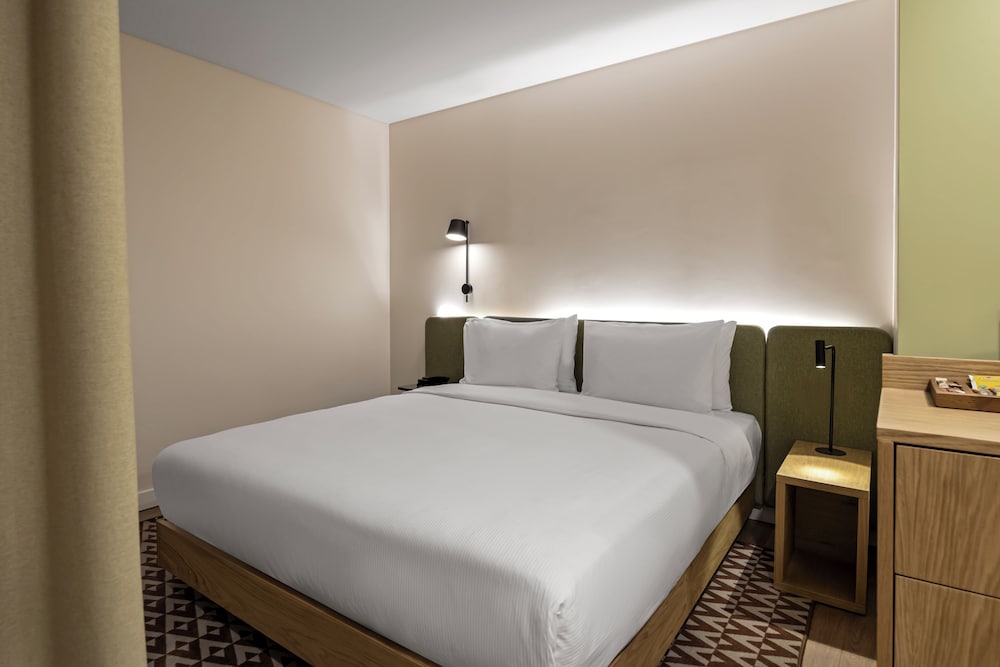 Standard Room, 1 King Bed, Smoking (Super) photo 1