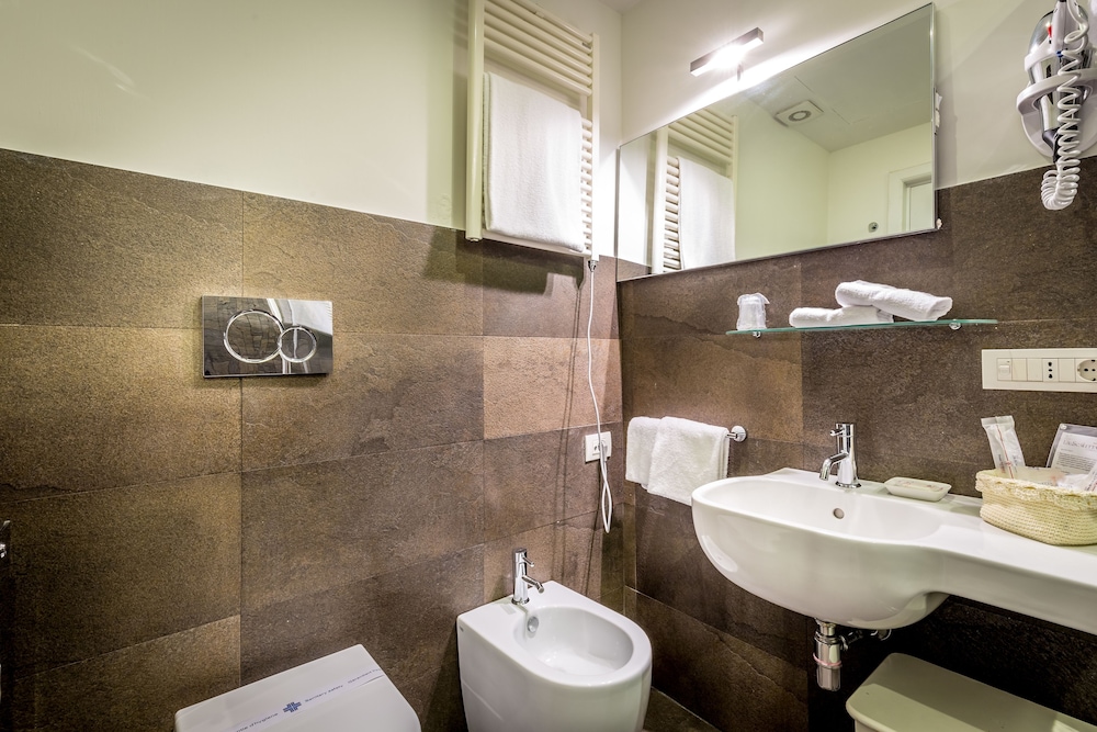 Standard Double Room - Photo 25