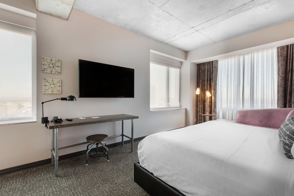 Deluxe Room, 1 King Bed, Accessible, Non Smoking (Corner, Roll-In Shower) photo 3