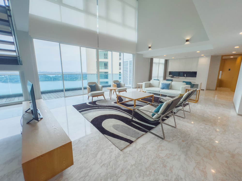 PENTHOUSE 4 BEDROOM DUPLEX photo 3