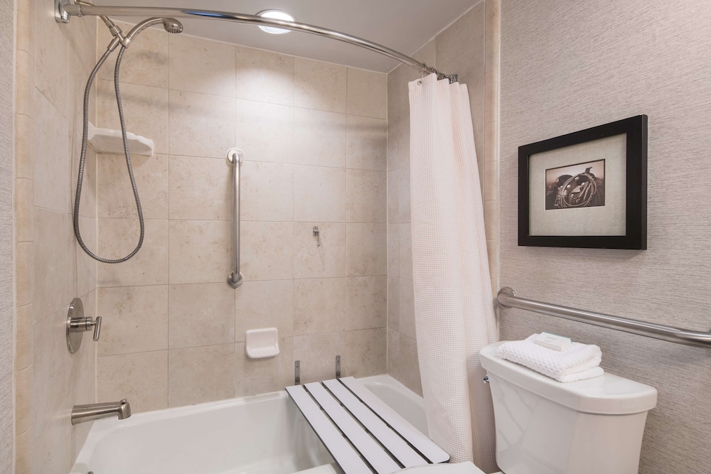 Suite, 1 Queen Bed, Accessible, Bathtub - Photo 2
