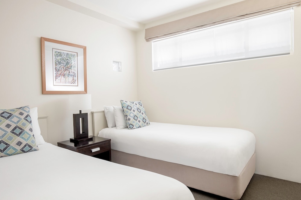 Two Bedroom Poolside Apartment - Photo 2