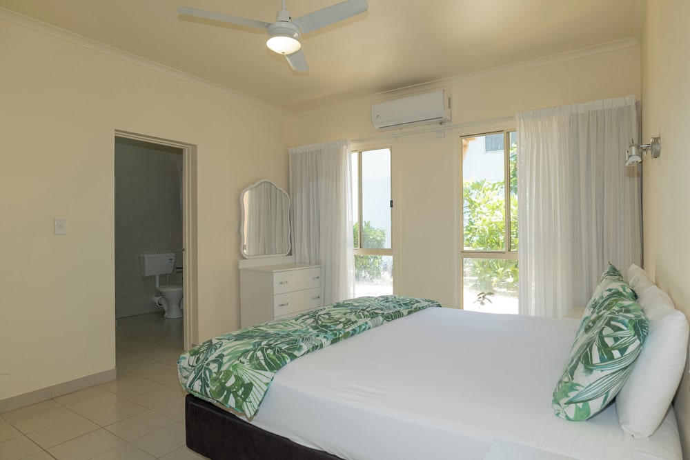 3 Bedroom Beachfront Villa - Photo 13