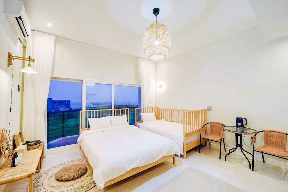 Room (3 person room 302) - Photo 1
