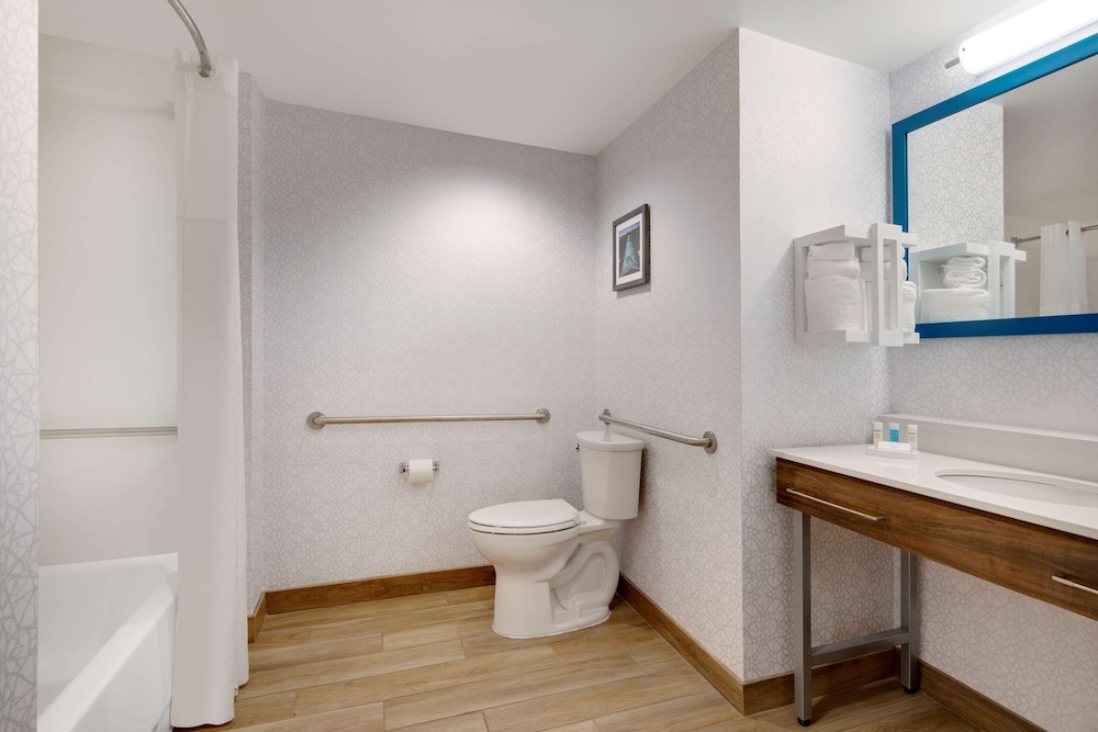 Room, 2 Queen Beds, Accessible, Non Smoking - Photo 6