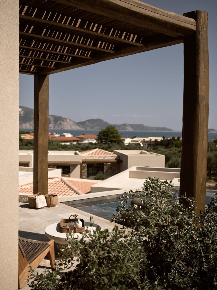 Superior Suite with Private Pool and Sea View - Photo 6