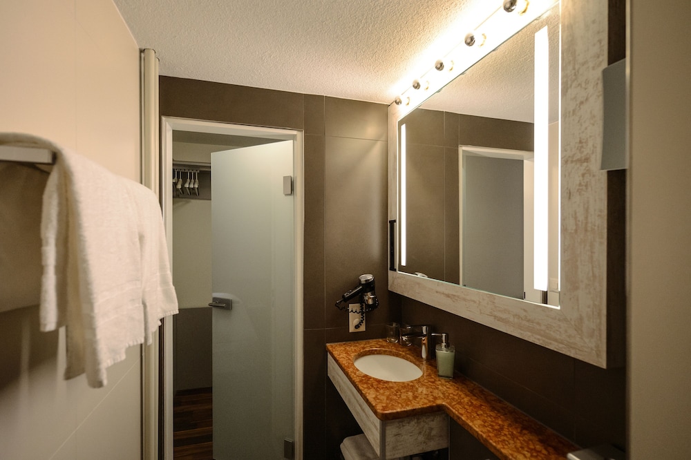 Economy Twin Room - Photo 17