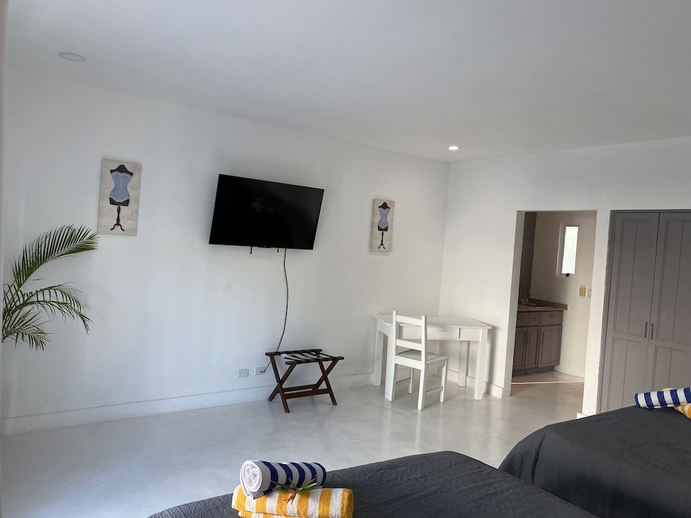 Room, 2 Queen Beds, Pool View photo 2