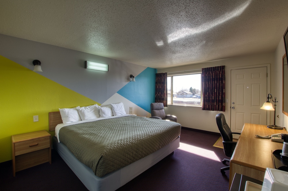 Economy Single Room, 1 Bedroom, Non Smoking, Refrigerator & Microwave photo 2