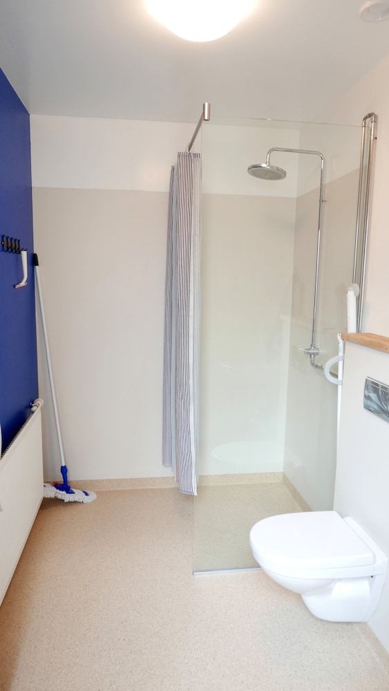 Family Room, Shared Bathroom photo 3
