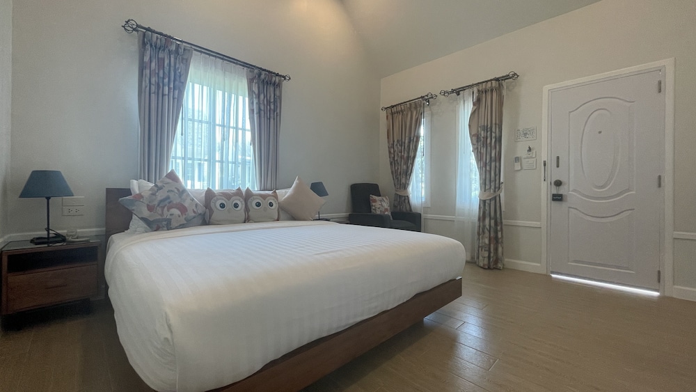 Deluxe Room, Pool View - Photo 8
