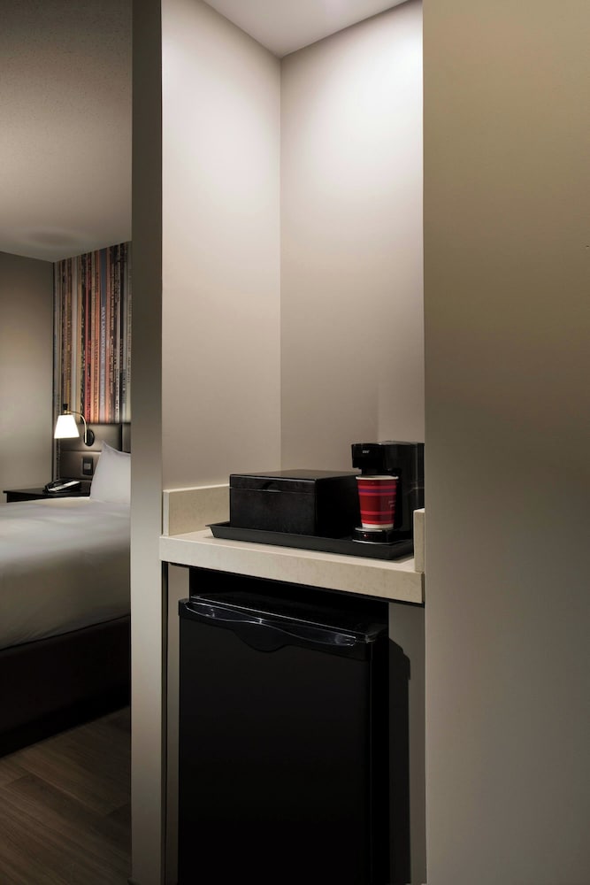 Room, 1 King Bed (Mobility/Hearing Access, Roll-in Shwr) - Photo 3