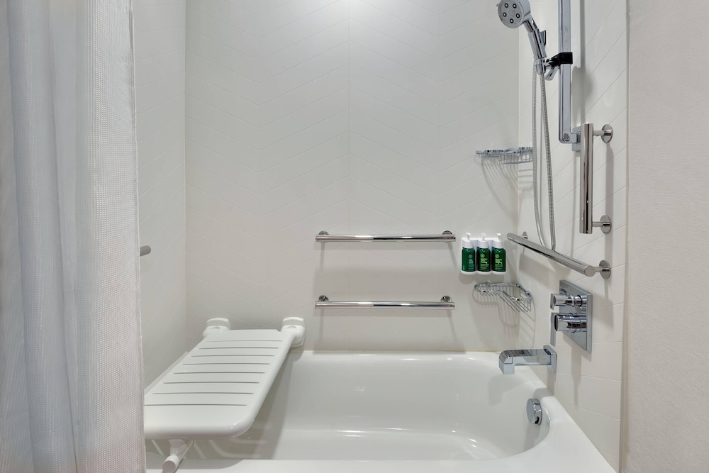 Room, 2 Queen Beds (Mobility/Hearing Accessible, Tub) - Photo 3