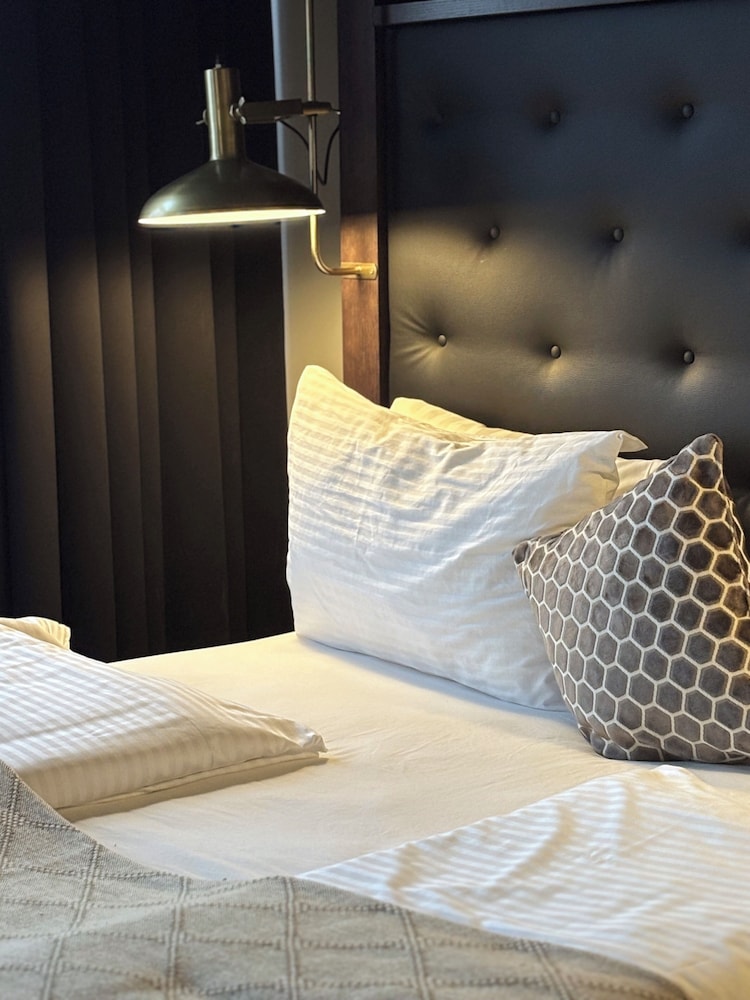 Deluxe Studio, 1 King Bed (Top Floor) - Photo 4