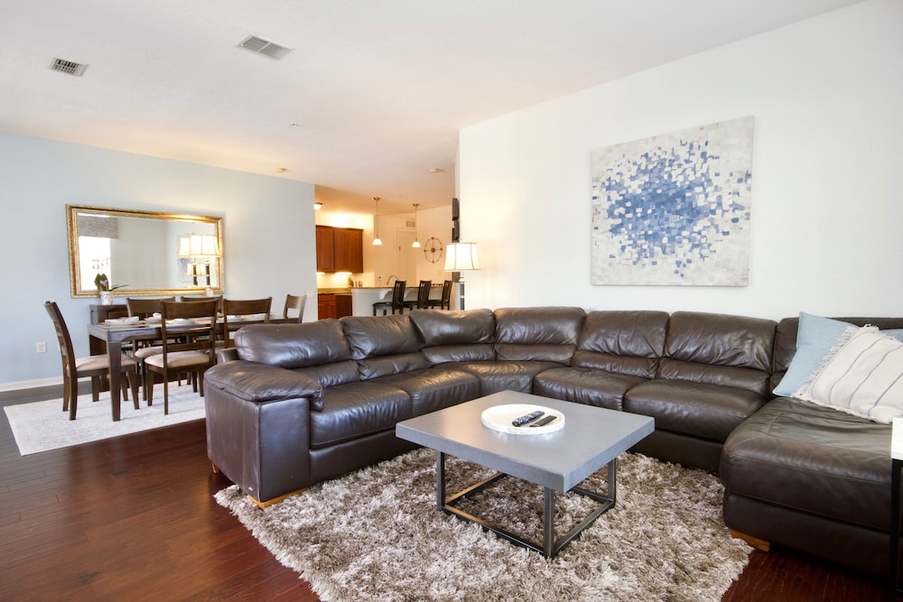 3 Bedroom Poolview Condo (10207)