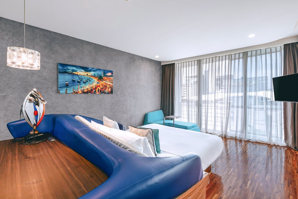 Deluxe King Pool View With Executive Lounge photo 3