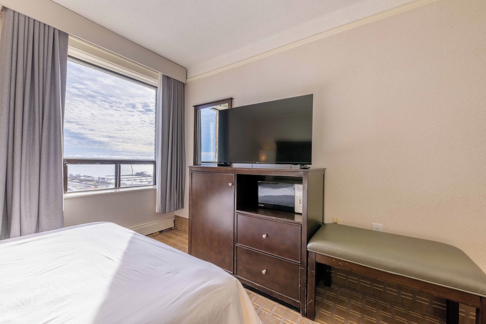 Single Room, 1 Queen Bed, Lake View photo 1
