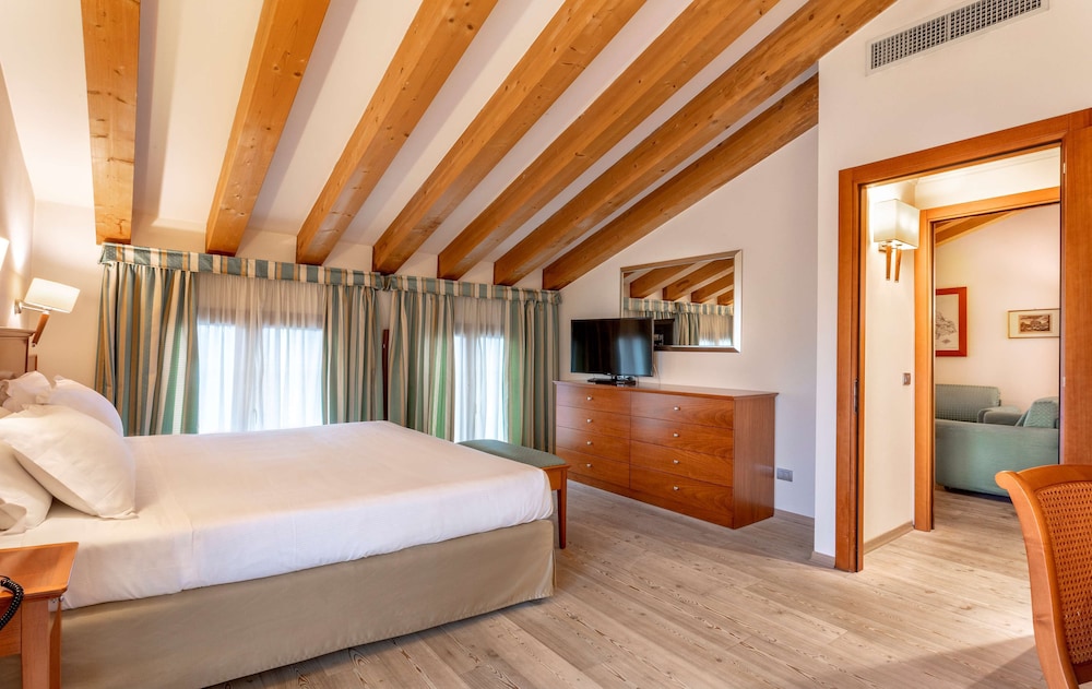 Junior Suite, 1 King Bed, Non Smoking (Sofabed is a double bed) - Photo 2