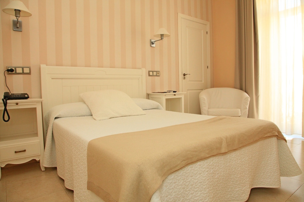 Double or Twin Room - Photo 1
