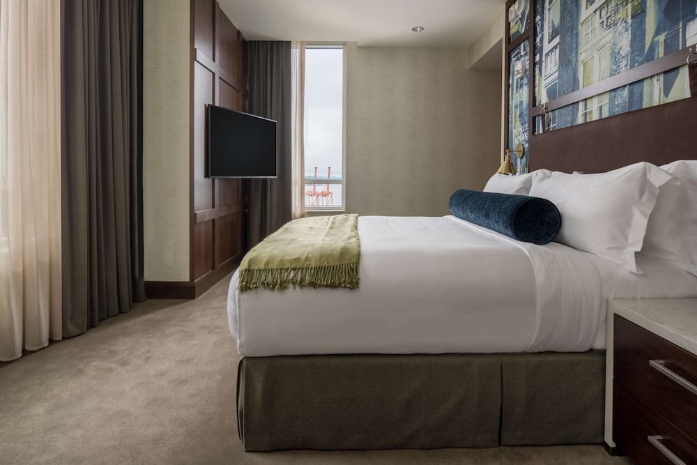 Penthouse, 2 Bedrooms, Accessible (Mobility & Hearing, Roll-In Shower)