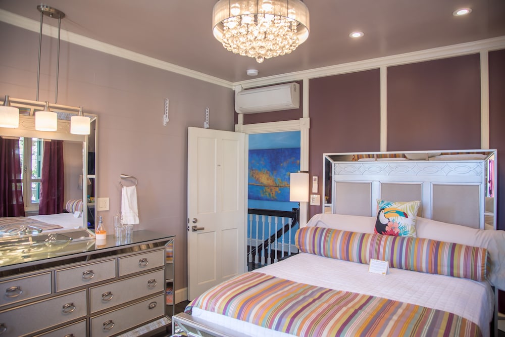 Basic Room, Hill View, Corner (The Walter)