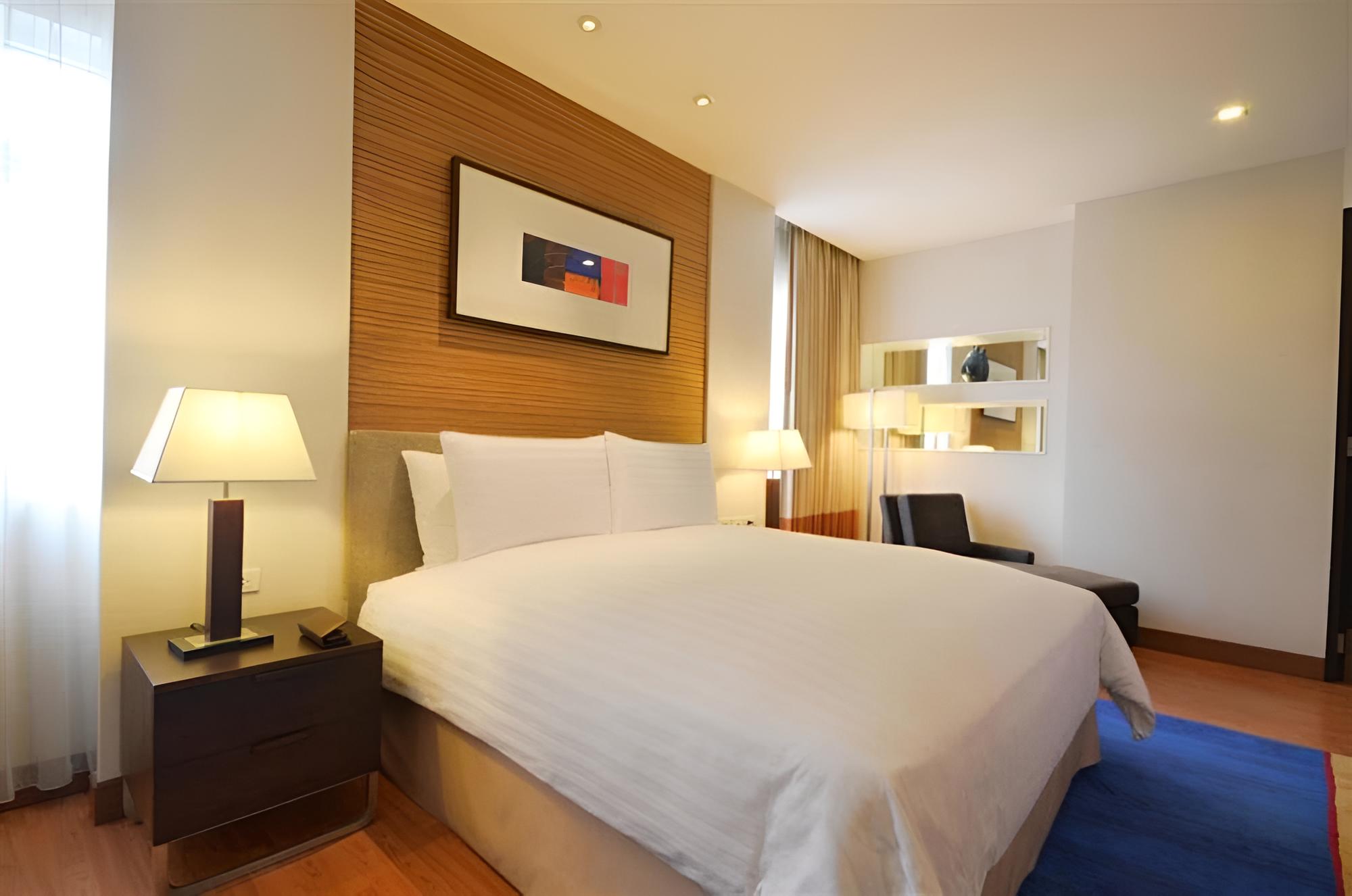 Deluxe Room, 1 King Bed photo 2
