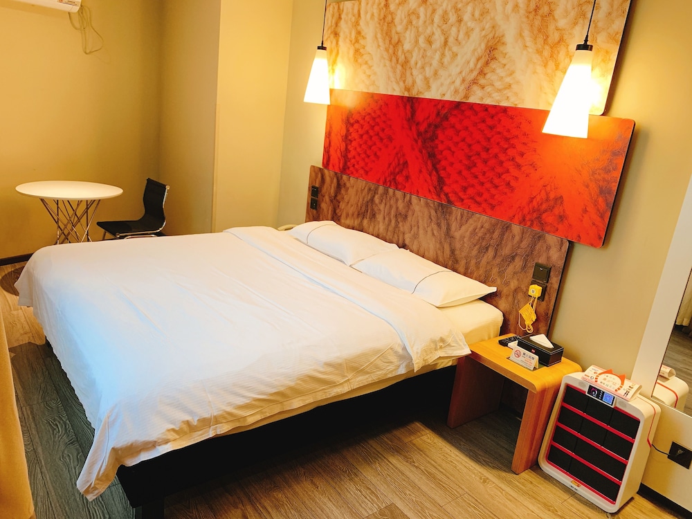 Deluxe Room, 1 Queen Bed photo 3