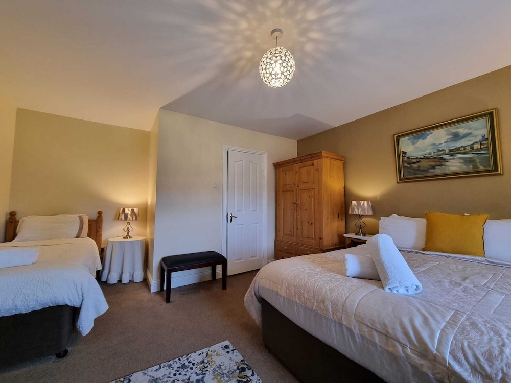 Classic Room, 1 King Bed photo 3
