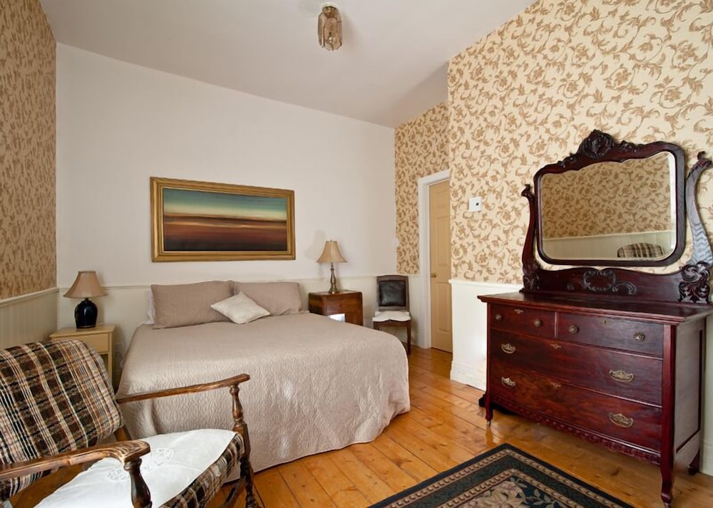Room, 1 Queen bed and 1 Single bed photo 2