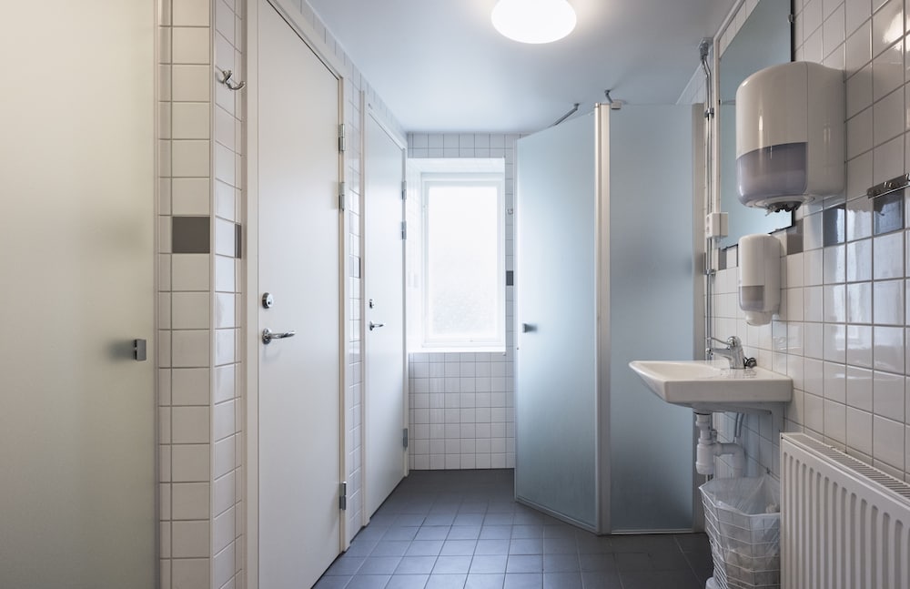 Family Room, Shared Bathroom photo 2