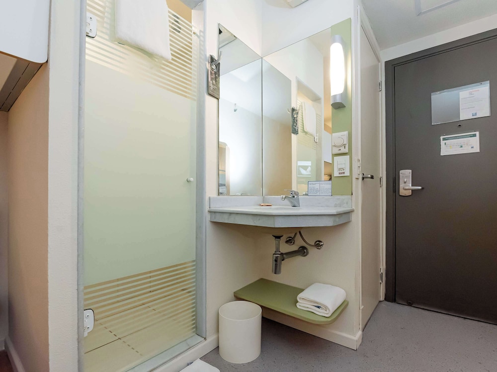 Room, Multiple Beds (Functional, Minibar), photo 6