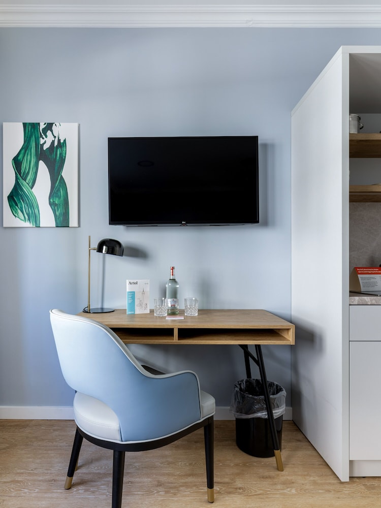 Large Studio with Kitchenette - Photo 5