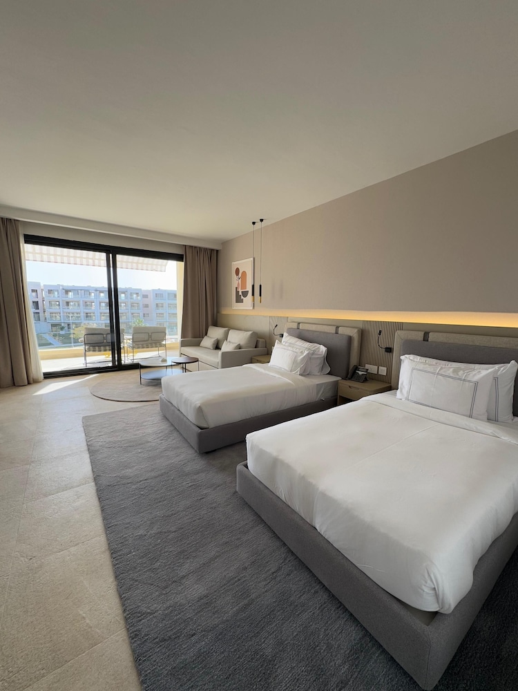 Deluxe Room Pool View Twin Beds