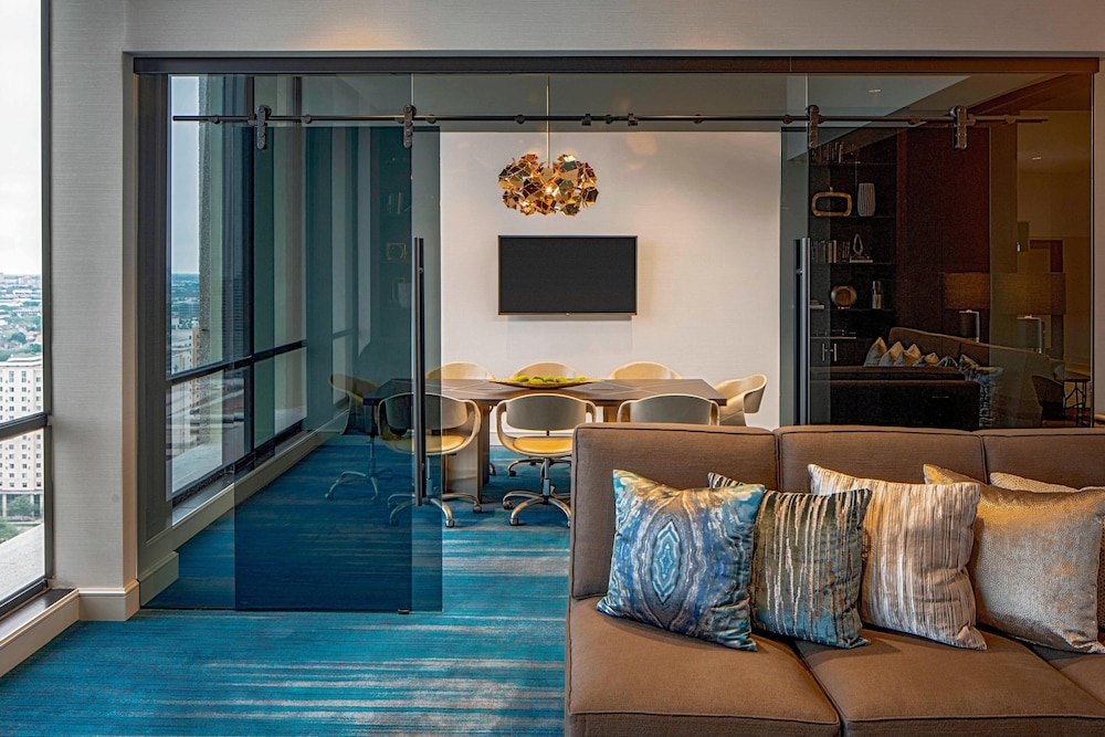 Suite, 1 Bedroom - Photo 11