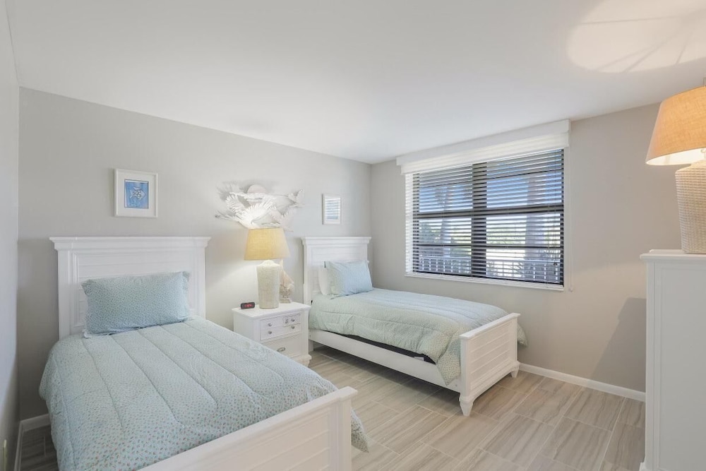 Condo, 1 King Bed (Ideal beachfront condo with pool and )